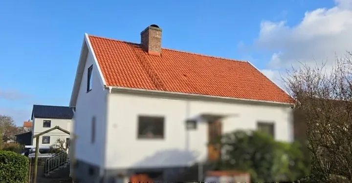 Färdigt rött tegeltak på vit villa