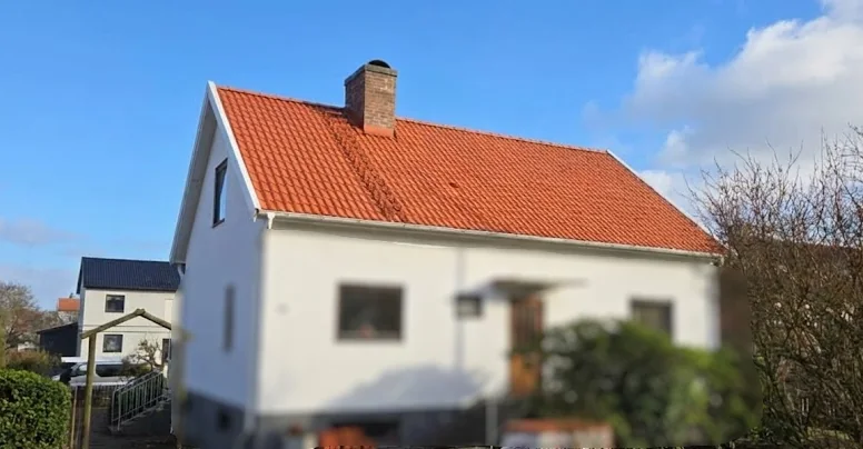 Rött tegeltak på vit villa