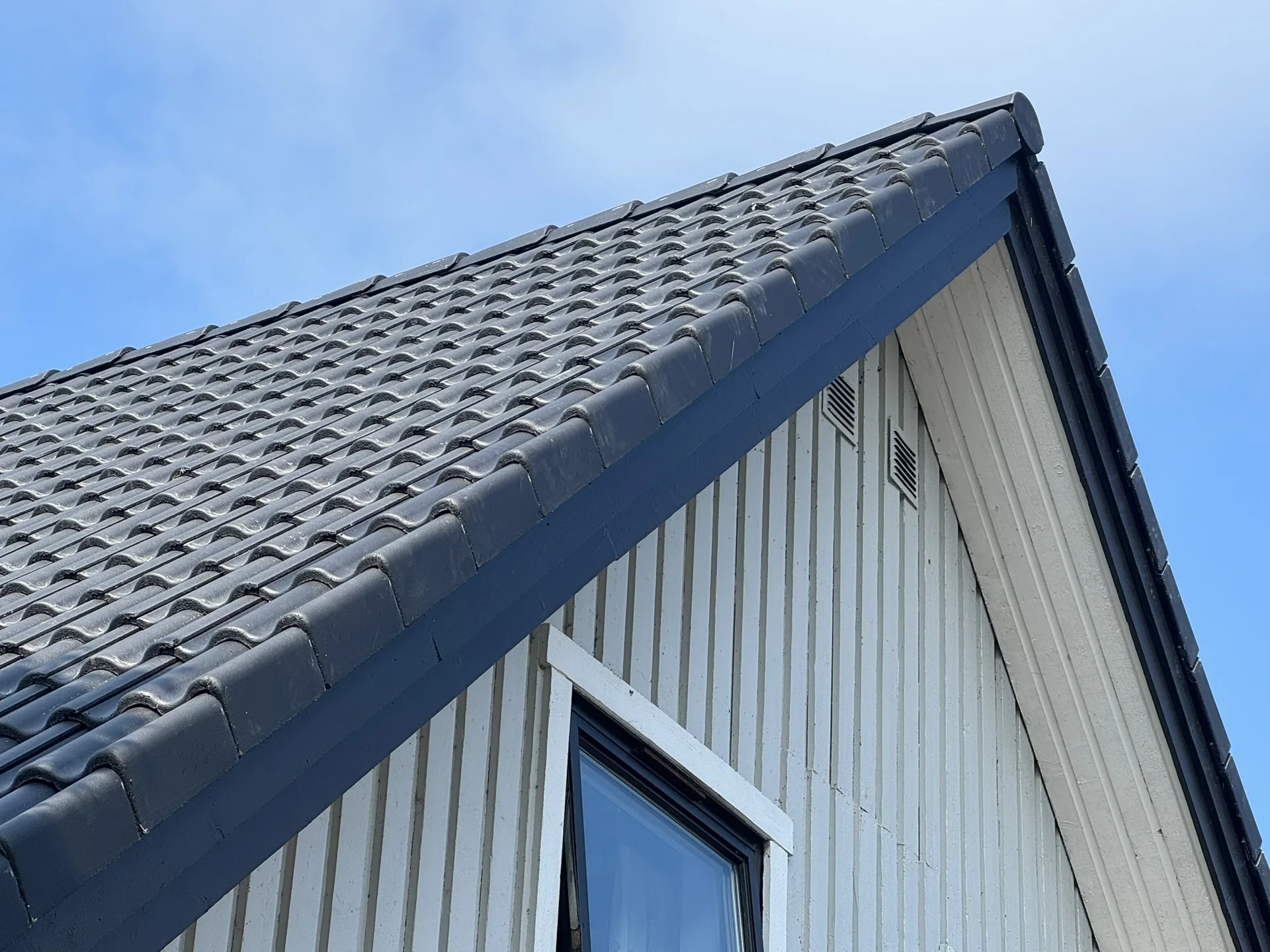 Gavel och takdetaljer på villa