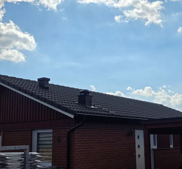 Takgenomföringar och skorstensdetaljer på det svarta taket