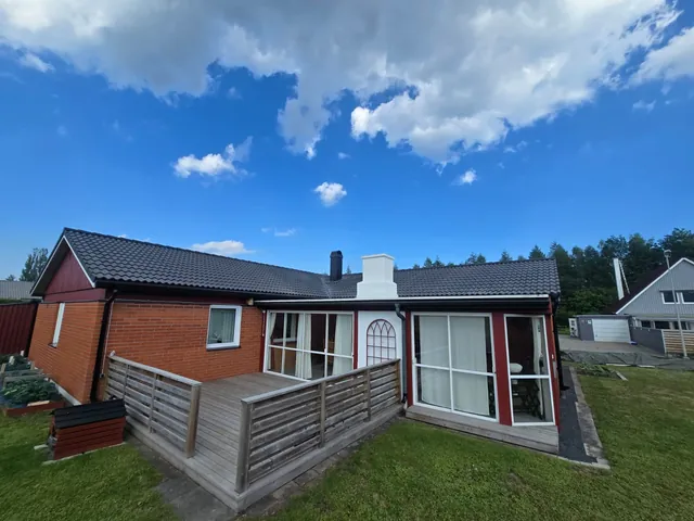 Färdigt L-format tak på ett enplanshus med svarta Bender Palema-pannor och svart takavvattning