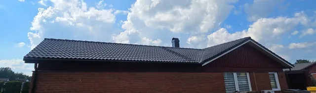 Ränndal med ränndalsplåt från Lindab mellan två svarta takfall