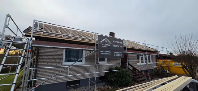 Tak under renovering med ställning – exempel på utfört takarbete