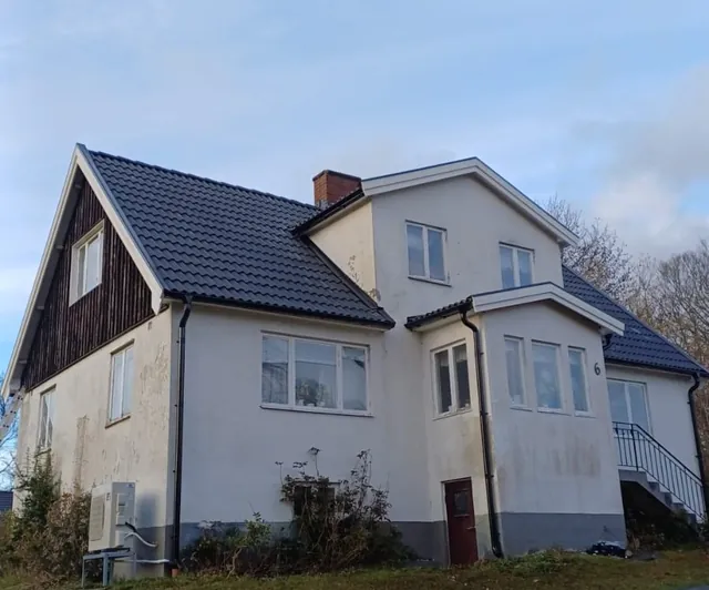 Färdigt svart tak på huset i Tyringe sett från sidan