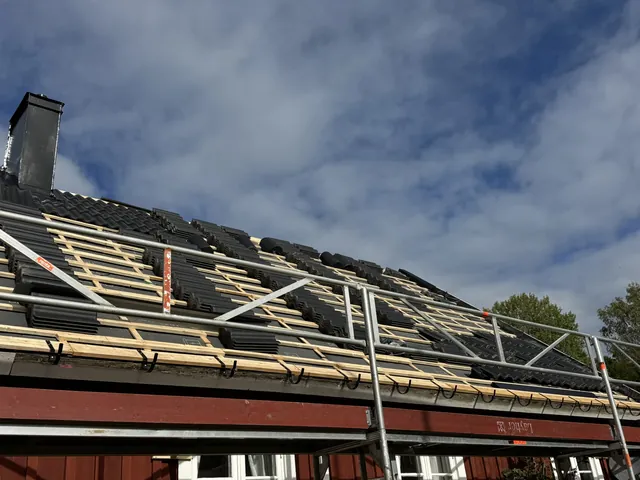 Tak under arbete med synlig läkt – exempel på utfört takarbete