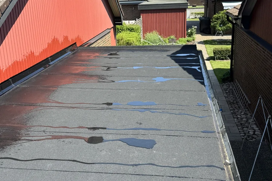 Låglutande papptak under pågående takarbete i Skåne