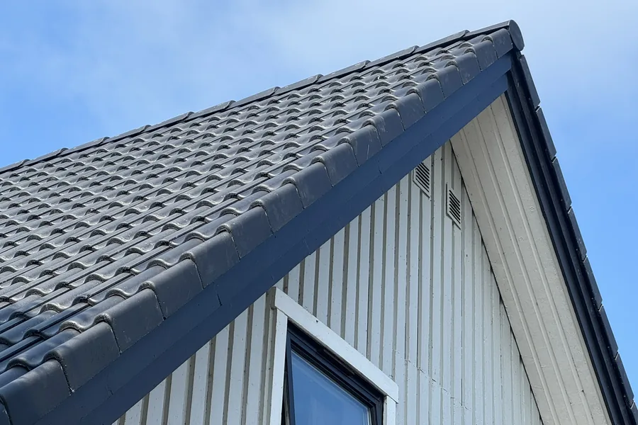 Färdigt takbyte med mörka takpannor på villa i Skåne